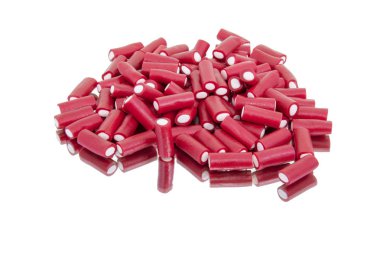 izole bir ayna ve beyaz bir arka plan üzerinde renkli şekerler