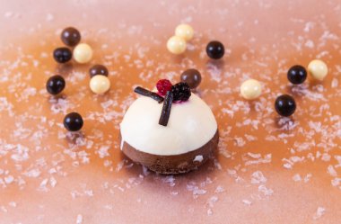 ışık ve görkemli pasta dekore edilmiş bir destek ve zarif bir set oluşturmak için renkli bir arka plan ile