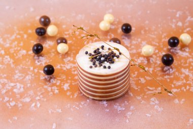 ışık ve görkemli pasta dekore edilmiş bir destek ve zarif bir set oluşturmak için renkli bir arka plan ile