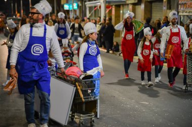 Peniscola, Castellon, İspanya - 23 Şubat 2019: bilinmeyen insanlar grubundan peniscola, baba ve oğul sokakta kutluyor geçit festival yemeklerine giyinmiş