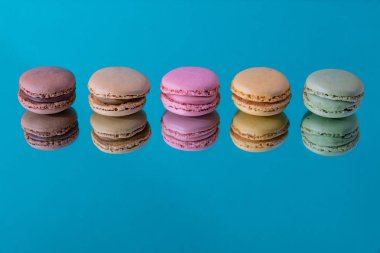 İzole lezzetli renkli acıbadem kurabiyesi ev yapımı