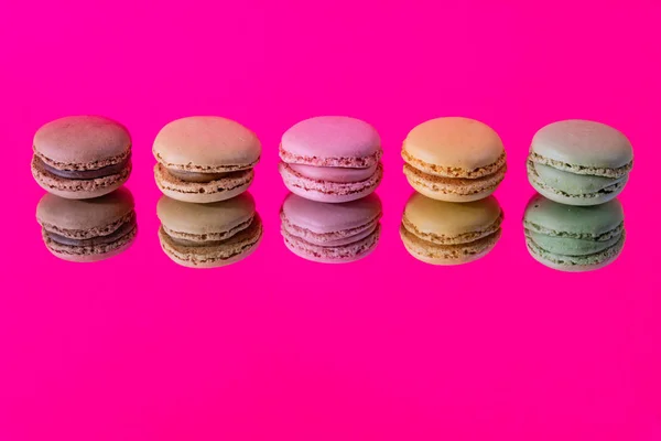 Macaroon colorido saboroso caseiro isolado — Fotografia de Stock