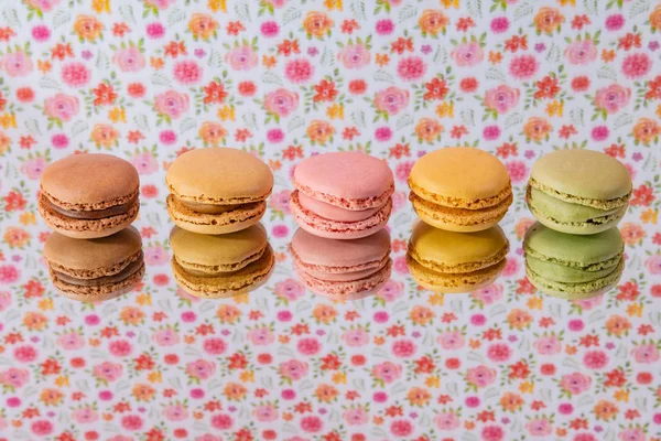 Macaroon colorido saboroso caseiro isolado — Fotografia de Stock