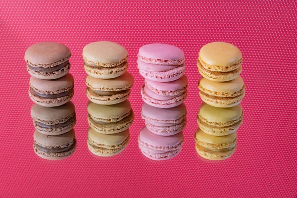 Macaroon colorido saboroso caseiro isolado — Fotografia de Stock