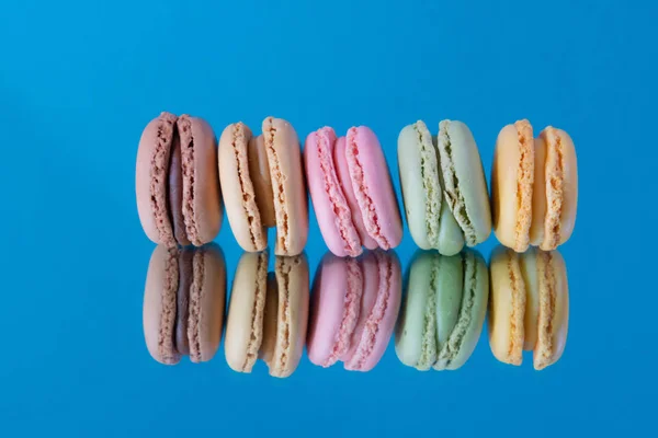 Macaroon colorido saboroso caseiro isolado — Fotografia de Stock