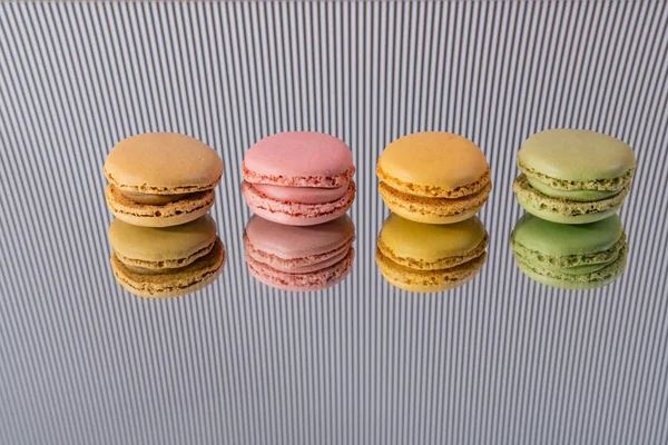 Macaroon colorido saboroso caseiro isolado — Fotografia de Stock