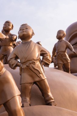 Buda heykeli ve dua ve oynayan çocuklar