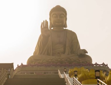 en büyük oturma bir lotus çiçeği üzerinde kelime Buda heykeli