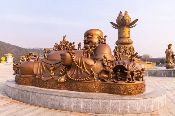 Άγαλμα του Βούδα και τα παιδιά προσεύχονταν και αναπαραγωγή — Φωτογραφία Αρχείου