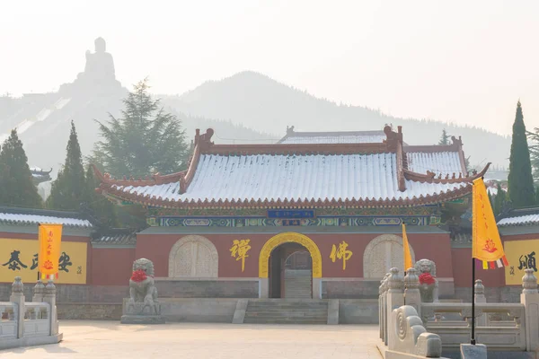 Entrada do complexo de templo de nanshan de longkou — Fotografia de Stock