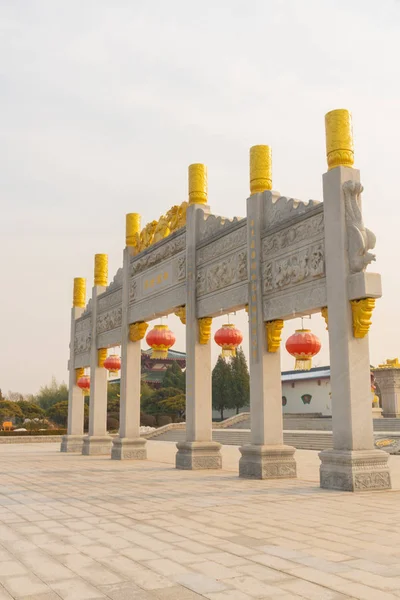 Ingang van het complex van nanshan tempel van longkou — Stockfoto