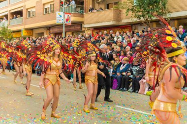 insanlar celebra için vinaros, sokaklarında kostümleri giyinme