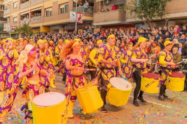 insanlar celebra için vinaros, sokaklarında kostümleri giyinme