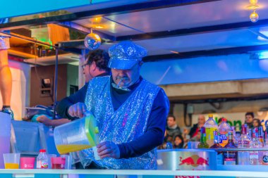 insanlar celebra için vinaros, sokaklarında kostümleri giyinme