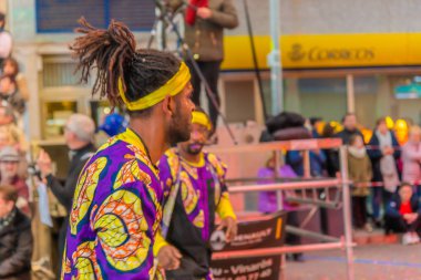 insanlar celebra için vinaros, sokaklarında kostümleri giyinme