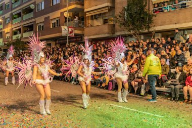 insanlar celebra için vinaros, sokaklarında kostümleri giyinme