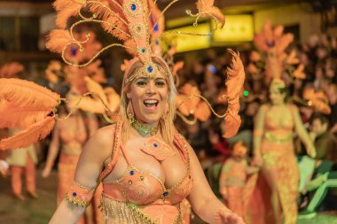 insanlar celebra için vinaros, sokaklarında kostümleri giyinme