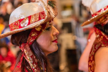 insanlar celebra için vinaros, sokaklarında kostümleri giyinme