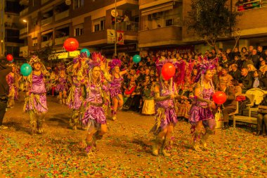 insanlar celebra için vinaros, sokaklarında kostümleri giyinme
