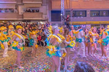 insanlar celebra için vinaros, sokaklarında kostümleri giyinme