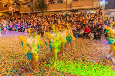 insanlar celebra için vinaros, sokaklarında kostümleri giyinme