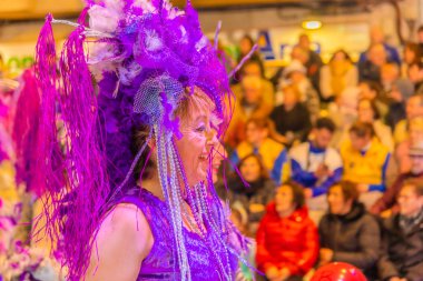 insanlar celebra için vinaros, sokaklarında kostümleri giyinme