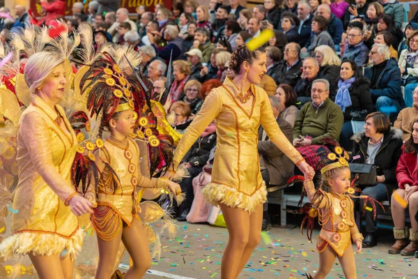 Les gens habillés en costumes dans les rues de vinaros pour célébrer — Photo