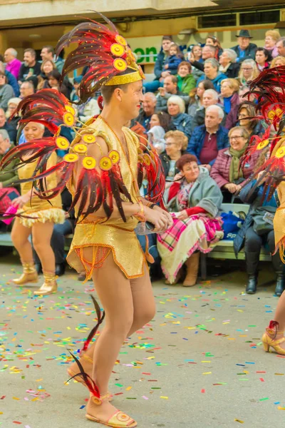 Les gens habillés en costumes dans les rues de vinaros pour célébrer — Photo