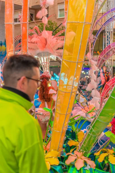 Gente vestida con disfraces en las calles de vinaros para celebrar — Foto de Stock