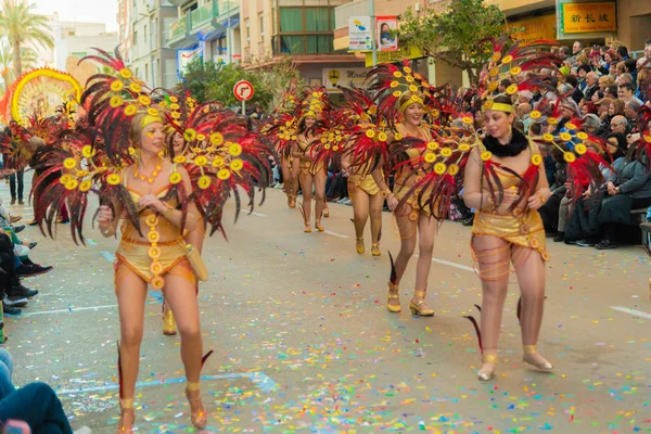 Pessoas vestindo trajes nas ruas de vinaros para celebra — Fotografia de Stock
