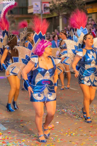 Gente vestida con disfraces en las calles de vinaros para celebrar — Foto de Stock