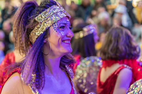 Mensen in kostuums in de straten van vinaros aan celebra dressing — Stockfoto