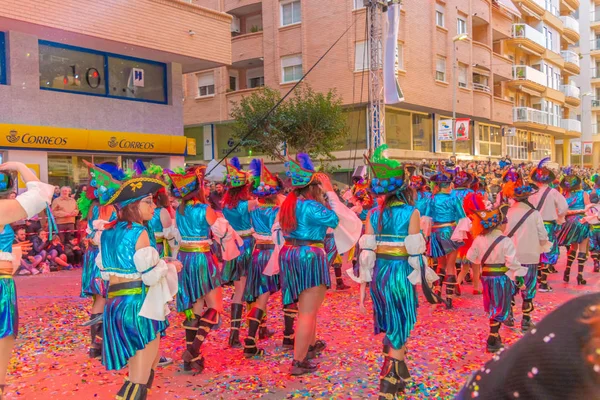 Les gens habillés en costumes dans les rues de vinaros pour célébrer — Photo