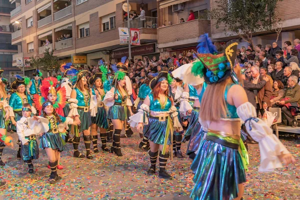 Menschen in Kostümen in den Straßen von Vinaros zu Celebra — Stockfoto