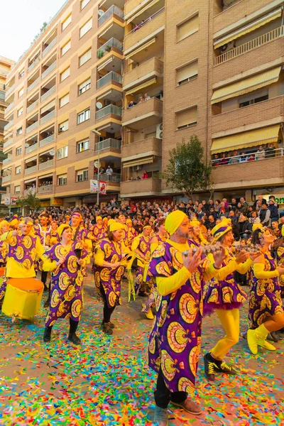 Les gens habillés en costumes dans les rues de vinaros pour célébrer — Photo