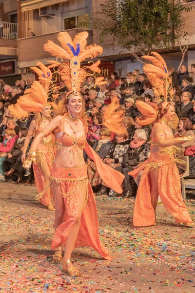 Pessoas vestindo trajes nas ruas de vinaros para celebra — Fotografia de Stock