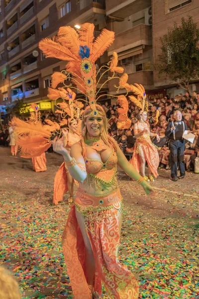 Люди одеваются в костюмы на улицах Винарос на празднование — стоковое фото