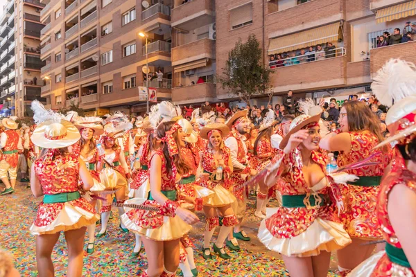 Люди одеваются в костюмы на улицах Винарос на празднование — стоковое фото