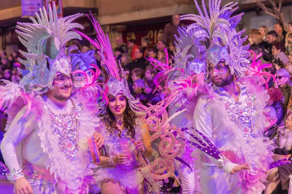 Les gens habillés en costumes dans les rues de vinaros pour célébrer — Photo