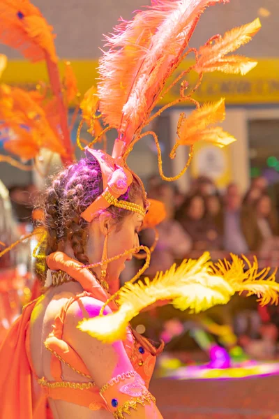 Les gens habillés en costumes dans les rues de vinaros pour célébrer — Photo