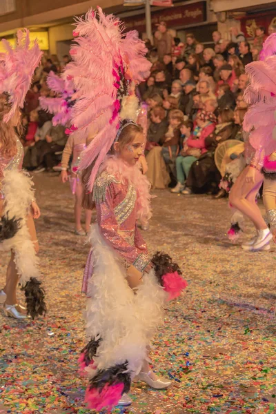 Les gens habillés en costumes dans les rues de vinaros pour célébrer — Photo