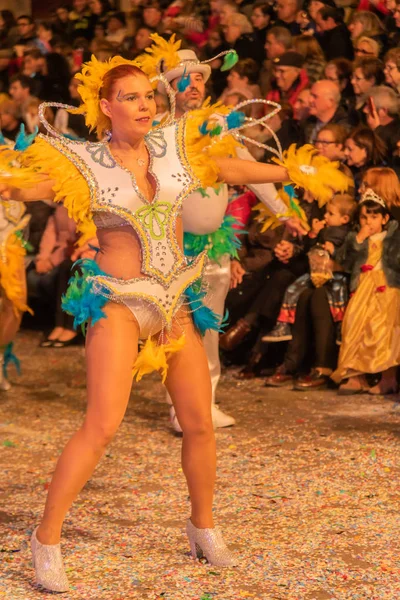 Les gens habillés en costumes dans les rues de vinaros pour célébrer — Photo