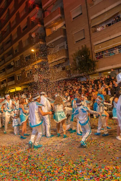 Les gens habillés en costumes dans les rues de vinaros pour célébrer — Photo