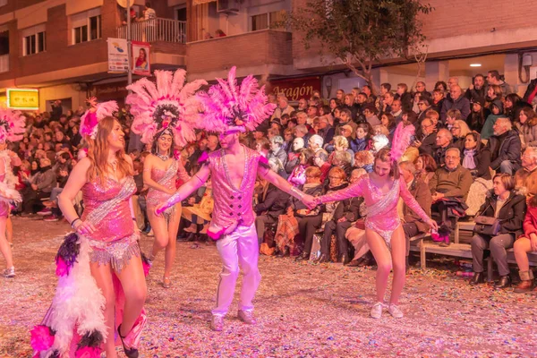 Les gens habillés en costumes dans les rues de vinaros pour célébrer — Photo