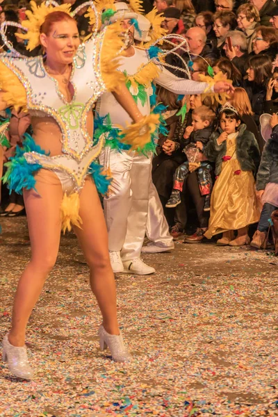 Mensen in kostuums in de straten van vinaros aan celebra dressing — Stockfoto