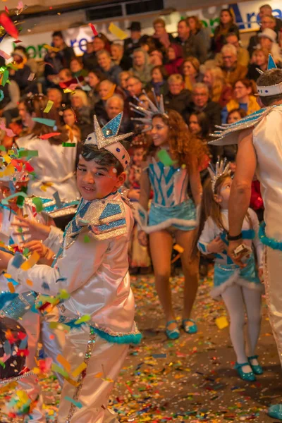 Mensen in kostuums in de straten van vinaros aan celebra dressing — Stockfoto