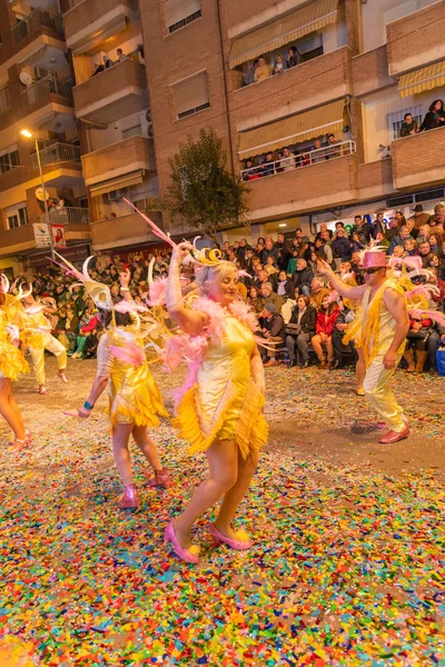 Oameni îmbrăcați în costume pe străzile din vinaros pentru a sărbători — Fotografie, imagine de stoc