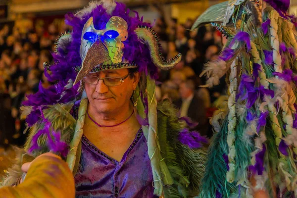 Mensen in kostuums in de straten van vinaros aan celebra dressing — Stockfoto