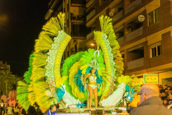 Gente vestida con disfraces en las calles de vinaros para celebrar — Foto de Stock