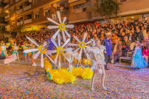 Les gens habillés en costumes dans les rues de vinaros pour célébrer — Photo